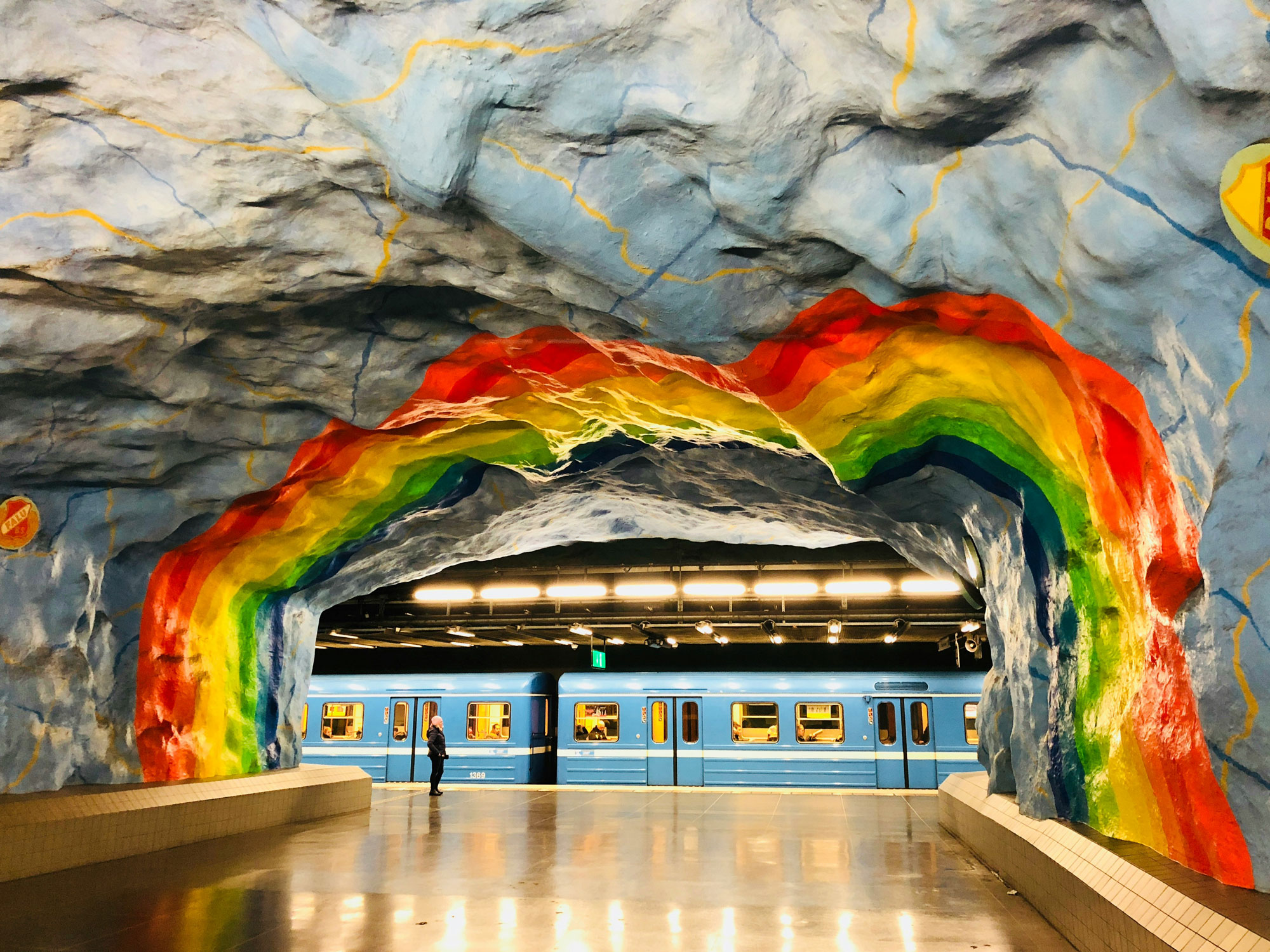 Fyra personer vid ett arbetsbord, de har block och pennor, de verkar diskutera något. 